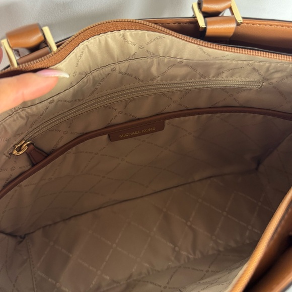 Michael Kors Jessie Vanilla Luggage Large Tote - Picture 13 of 16